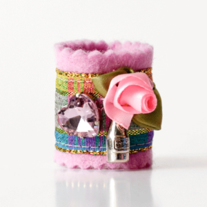 "Weinbandl" by ALINA SPIEGEL - kunstvoll verziert, rosa, bunte glitzernde Borte, 3 Anhänger