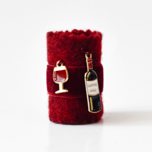 "Weinbandl" by ALINA SPIEGEL - verziert, dunkelrot, rote Borte, 2 Anhänger
