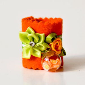 "Weinbandl" by ALINA SPIEGEL - kunstvoll verziert, orange, weiss-grüne Borte, 3 Anhänger