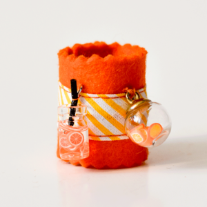 "Weinbandl" by ALINA SPIEGEL - verziert, orange, weiss-orange Borte, 2 Anhänger