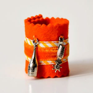 "Weinbandl" by ALINA SPIEGEL - verziert, orange, weissgelb-orange Borte, 2 Anhänger